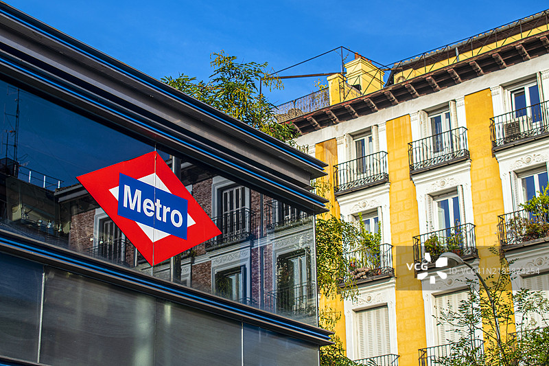 地铁站和典型建筑的外观。西班牙，马德里。图片素材