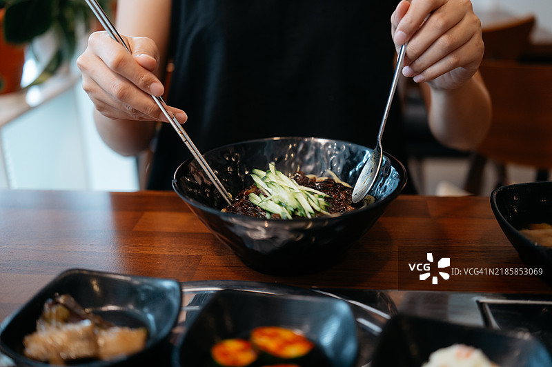 韩国传统黑豆酱面条，炸酱面图片素材