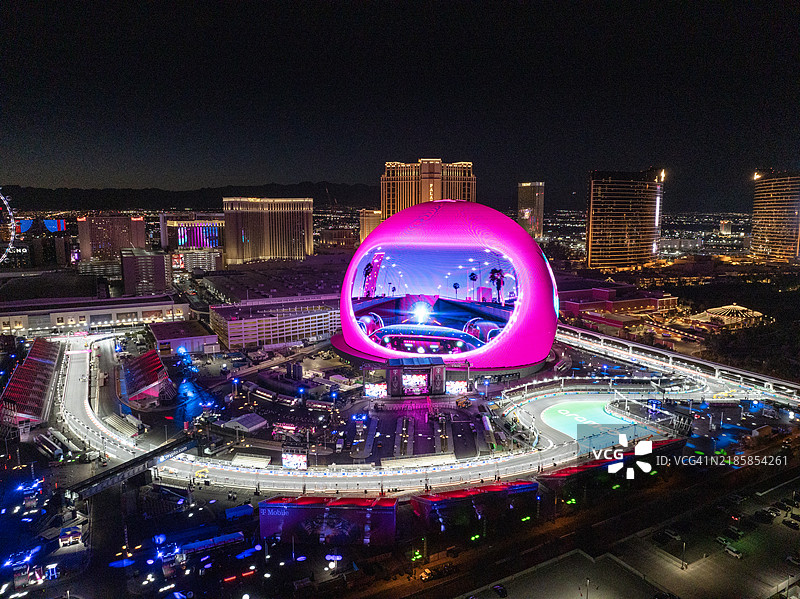 拉斯维加斯的球体在一级方程式赛车比赛期间。夜间鸟瞰图。图片素材