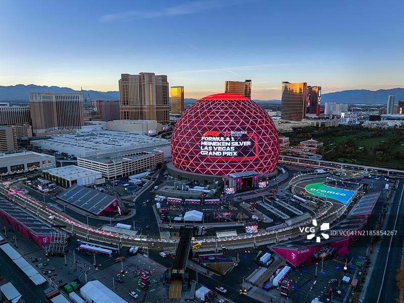 拉斯维加斯的球体在一级方程式赛车期间。黄昏时的鸟瞰图。图片素材