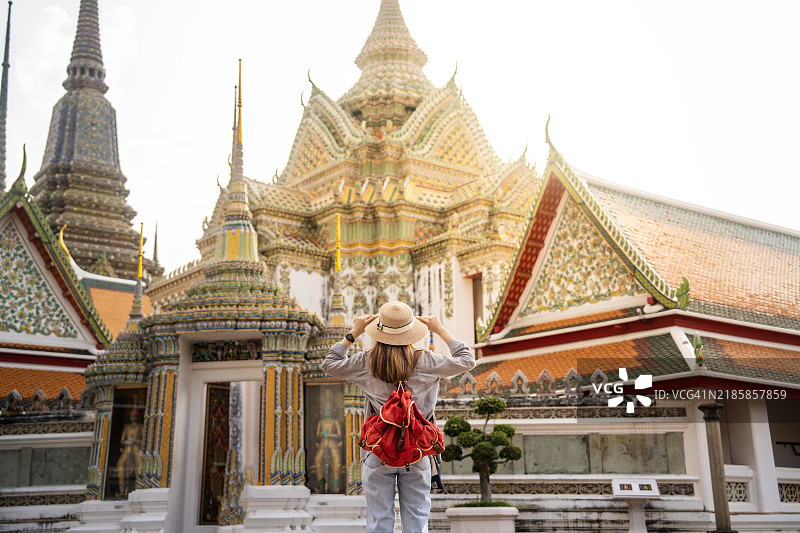 旅行者在泰国曼谷的阿伦寺探险图片素材