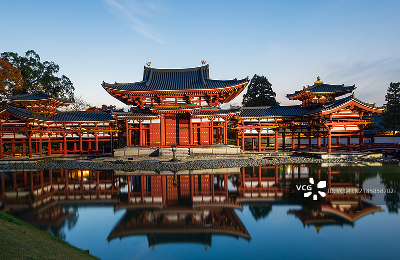 美丽的平等院，它是10日元日本硬币上的寺庙。寺内有一个美丽的花园，内部非常美丽。这里还有一个隐藏的博物馆，也是京都著名的旅游胜地。图片素材