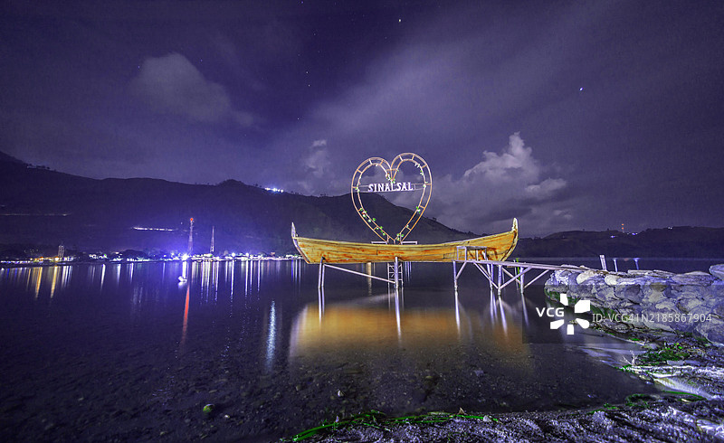 在印度尼西亚通吉村的托巴湖岸边悬挂的船只作为摄影游乐设施图片素材