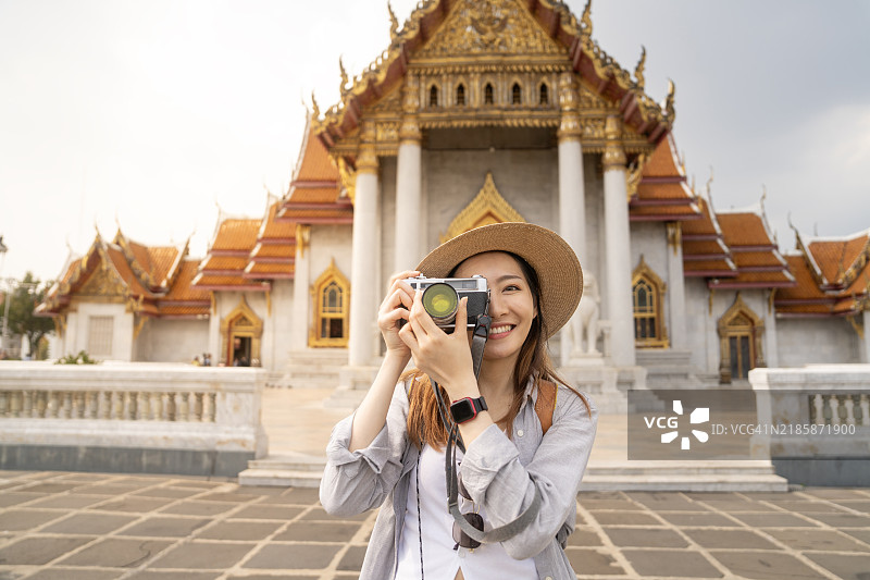 旅行者在泰国拍摄标志性的寺庙建筑图片素材