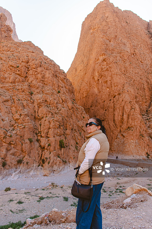 游客在托德拉峡谷图片素材