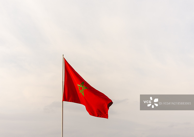 摩洛哥国旗在天空中飘扬图片素材
