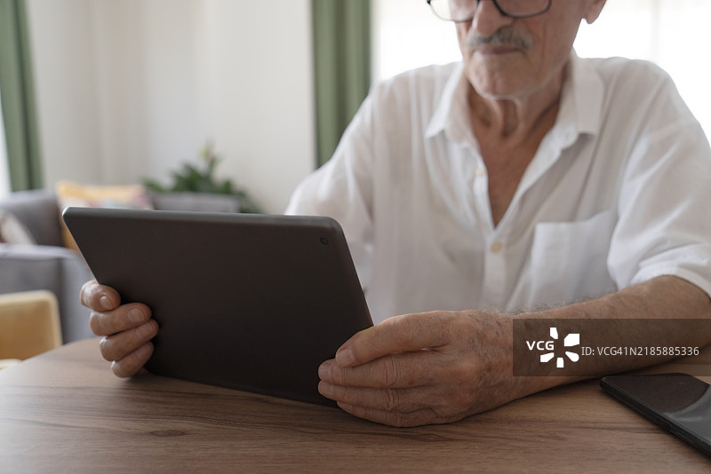 老年人使用数字平板电脑图片素材