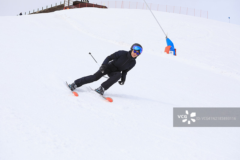 积极的生活方式，冬季运动女性滑雪者在滑雪胜地享受滑雪。高速滑雪切弯。图片素材