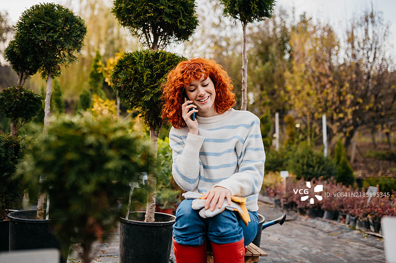 美丽的红发女子在温室里图片素材