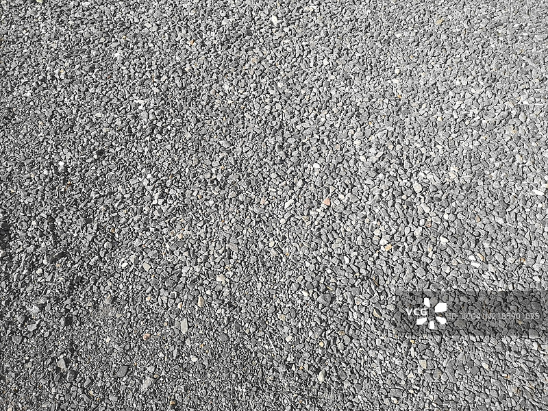 抽象背景，包含小圆形海石和沙滩岩石，质感自然，灰黑色调。图片素材