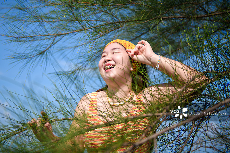 海滩上的亚洲女性肖像图片素材