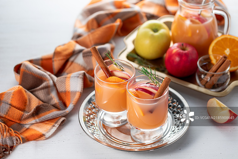 自制热酒苹果香料饮料，配有肉桂棒、八角和香料图片素材