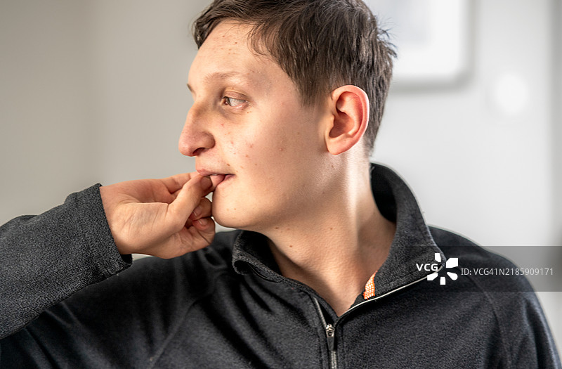 部分失明残疾男性的生活肖像图片素材