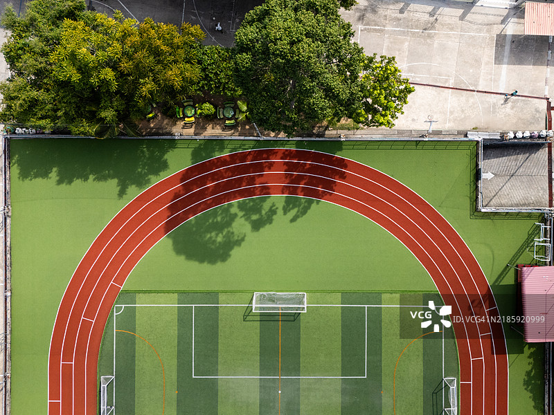 从上方俯瞰公共公园的跑道和足球场图片素材