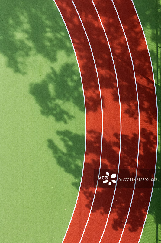 从上方俯瞰公共公园的跑道图片素材