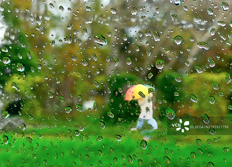 雨中的人们图片素材