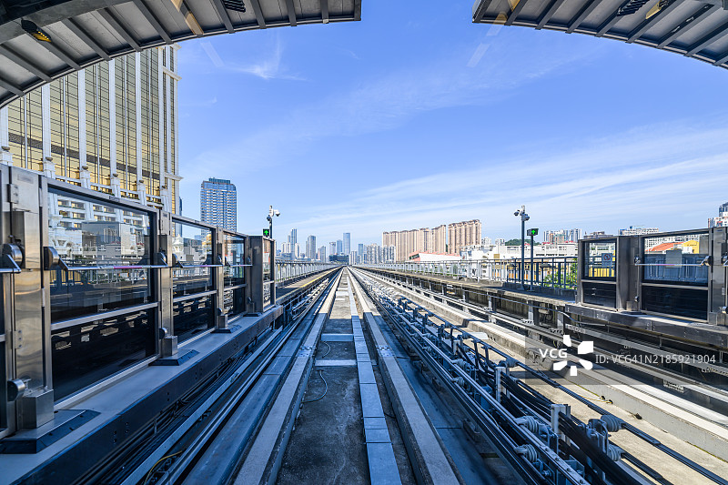在澳门乘火车环游城市的正面视角图片素材