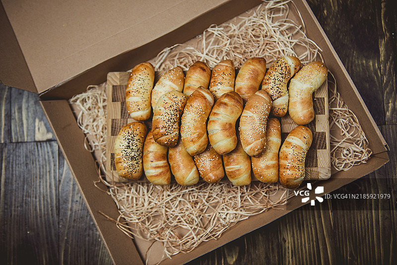 新鲜出炉的金色芝麻面包卷图片素材