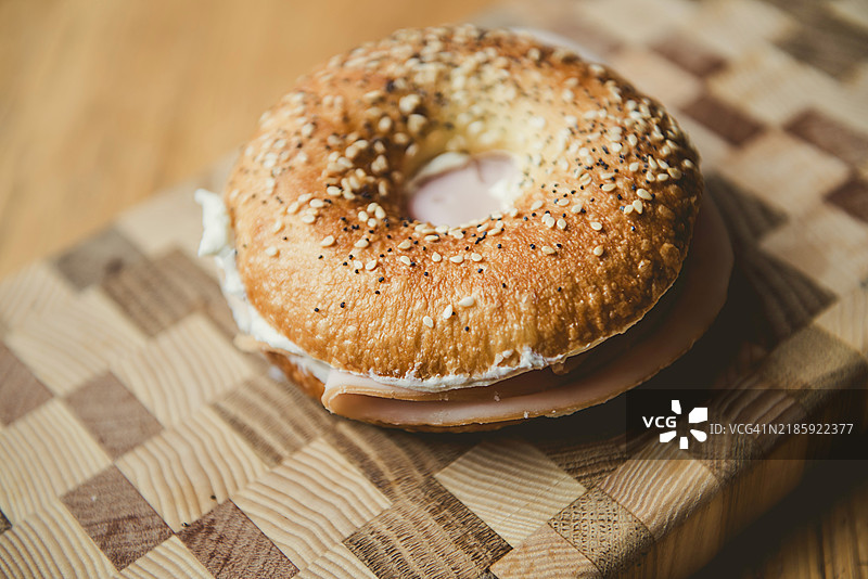 芝麻贝果配奶油奶酪和熟肉图片素材
