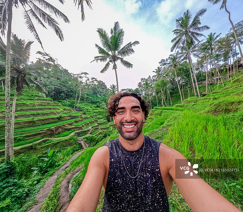 在巴厘岛乌布稻田中的自画像图片素材
