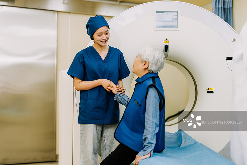 亚洲女性护士为老年女性患者准备医院CT扫描。医疗保健概念。图片素材