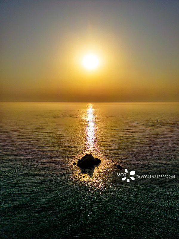 日落与其岛屿之间的联系图片素材