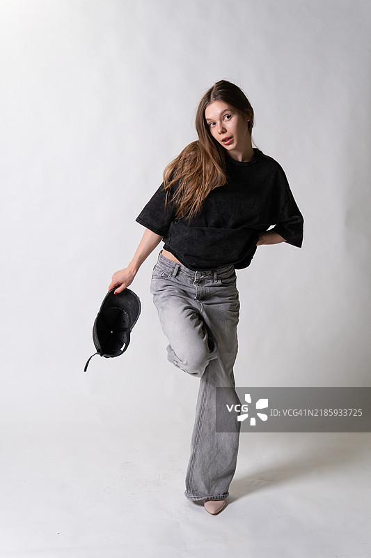 美丽的背景，年轻白人女性的发型肖像，手部特写，漂亮的模特，戴帽子的现代人脸部特写图片素材