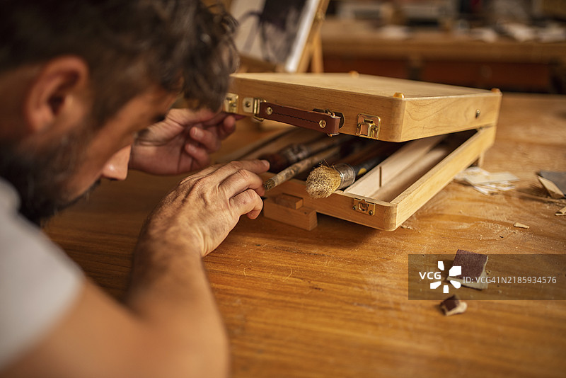 艺术家在工作室里侧面画画的男人图片素材