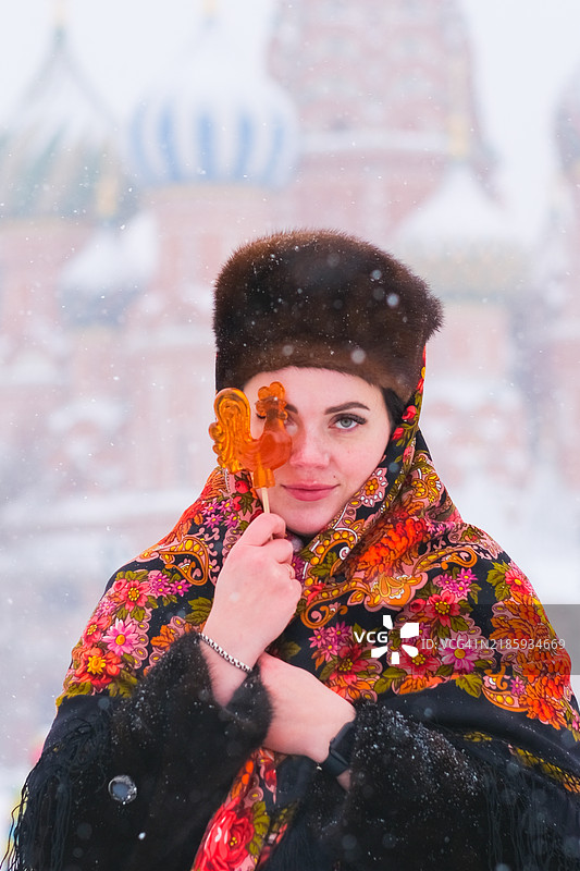 一位戴着俄罗斯民俗头巾的女性，背景为2022年的莫斯科图片素材