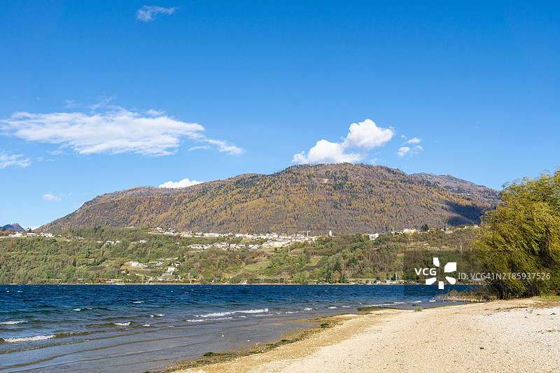 在2024年11月的一个风和日丽的日子里，享受意大利特伦蒂诺-阿尔托阿迪杰的卡尔多纳佐湖美景。图片素材