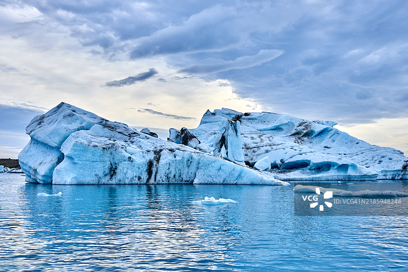 冰川湖中的漂浮冰块和冰架，冰岛的约库尔萨龙湖图片素材