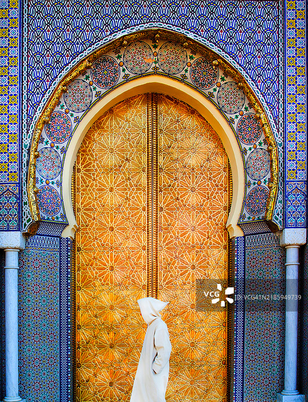 穿着传统服装的男子在行走图片素材