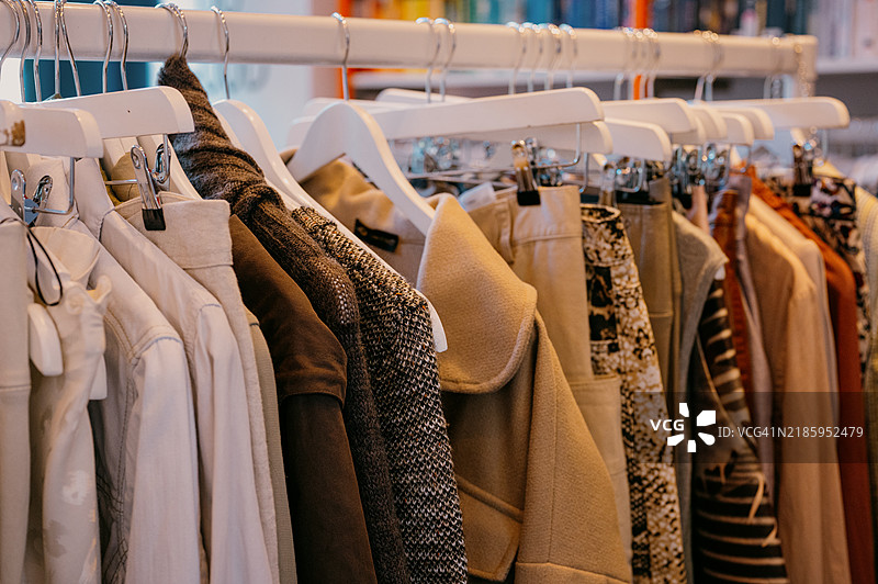 复古商店里的衣服挂在衣架上图片素材