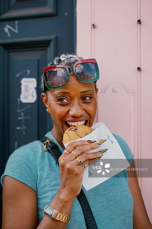 一位女性咬了一口大饼干图片素材