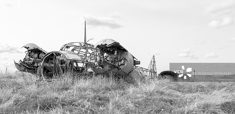 农田里一架阿弗罗·安森（皇家空军）飞机的残骸图片素材