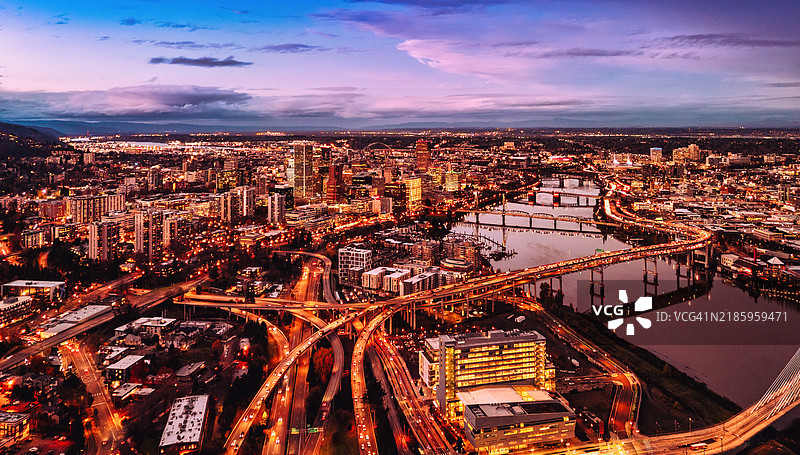 波特兰市中心及威拉米特河的鸟瞰图图片素材