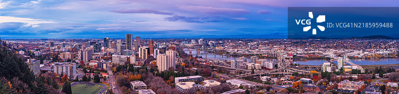 波特兰市中心日落全景鸟瞰图图片素材