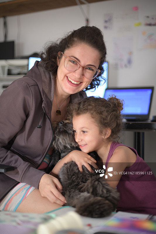 母女俩在照顾宠物图片素材