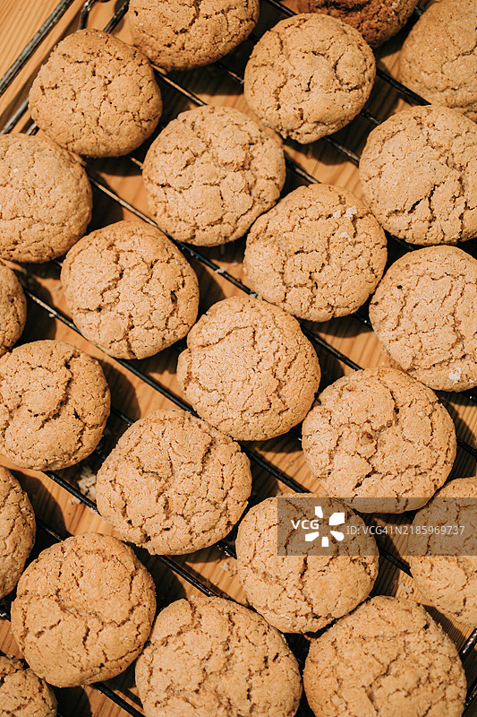 新鲜出炉的饼干在铁架上冷却图片素材