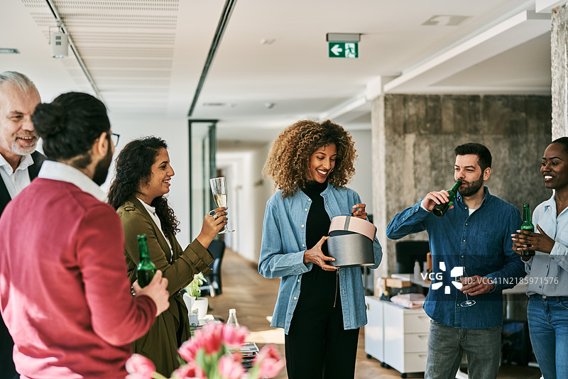年轻女性在办公室收到同事的生日礼物图片素材