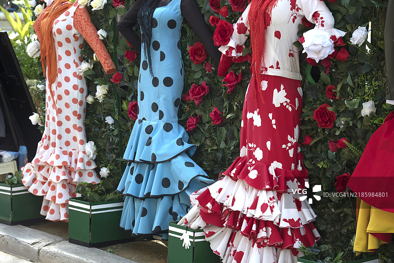 西班牙塞维利亚展出的色彩斑斓的弗拉门戈裙。图片素材