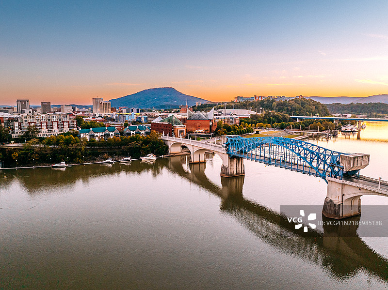 田纳西州查塔努加日落时分的天际线与历史悠久的首席约翰·罗斯提桥图片素材