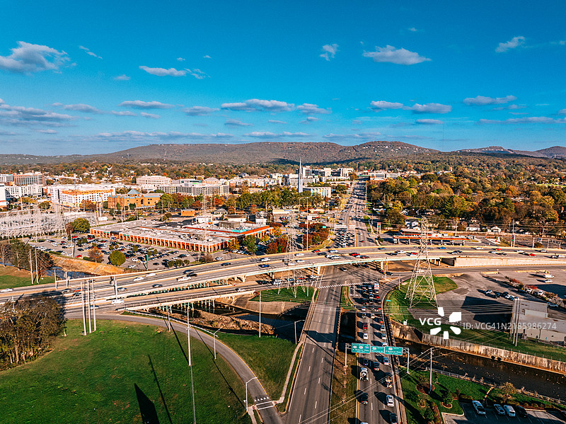 阿拉巴马州亨茨维尔市中心南部的231号州际公路与州长大道及纪念公园道交汇处，秋季景色。图片素材