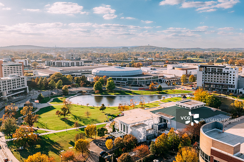 阿拉巴马州亨茨维尔市中心大泉公园的秋季色彩图片素材