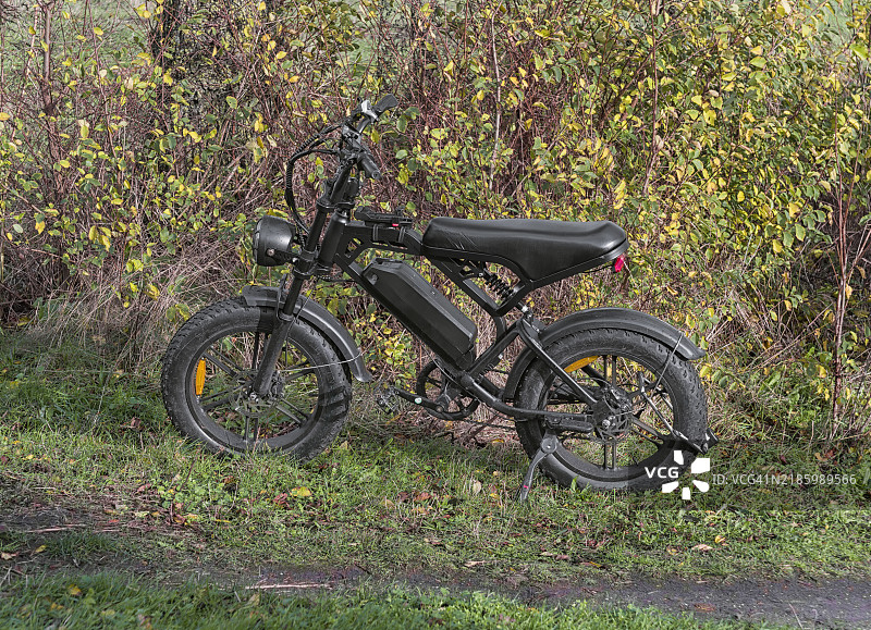 黑色胖轮自行车停在自然环境中图片素材