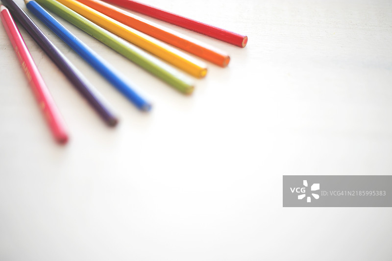 七支彩色铅笔并排放在白色背景上图片素材