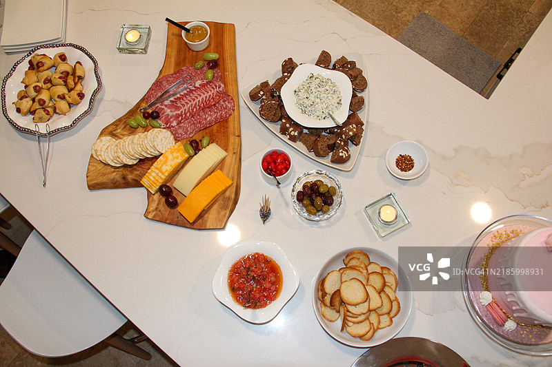 从上方俯视的冷盘拼盘，包含多种开胃小菜图片素材