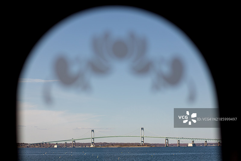 从窗户看向纳拉甘西特湾，背景是纽波特大桥。图片素材