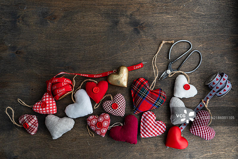 手工制作的乡村风格心形装饰品在桌子上的俯视图图片素材