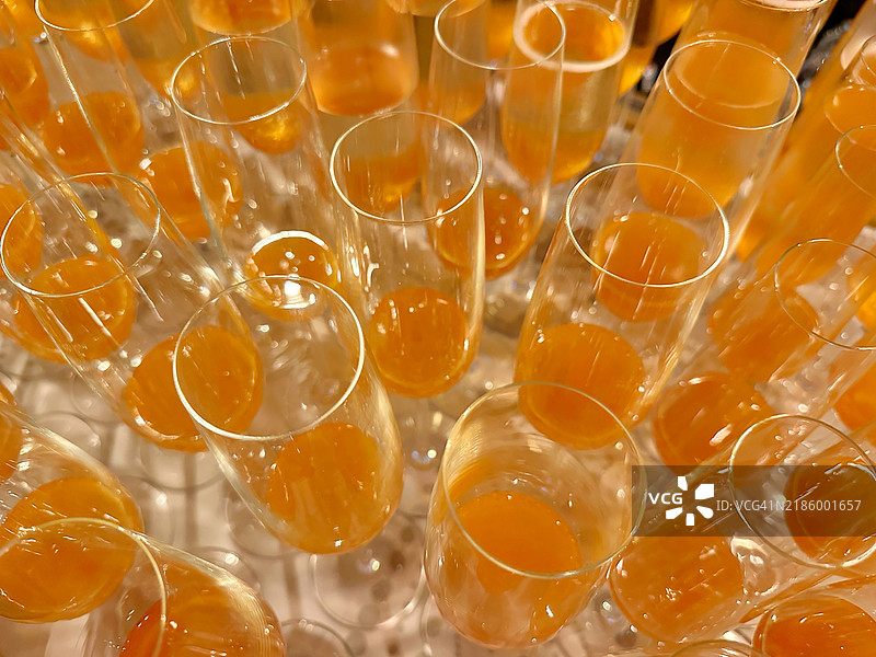 全景俯视图，展示了准备制作贝利尼鸡尾酒的桃子果泥和酒杯图片素材